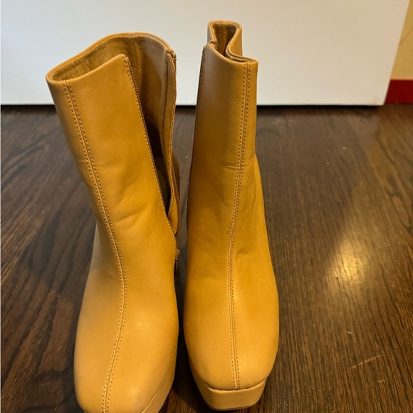 BCBG tan platform booties size 6.5 - Picture 2 of 4